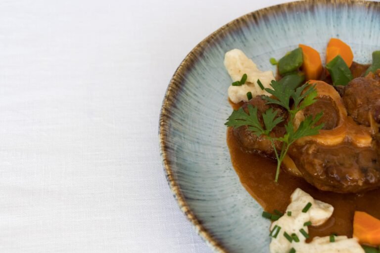 alt - Assiette représentant un plat typique d'Italie, pays d'origine du chef Enrico Lestuzzi : L'ossobuco alla milanese