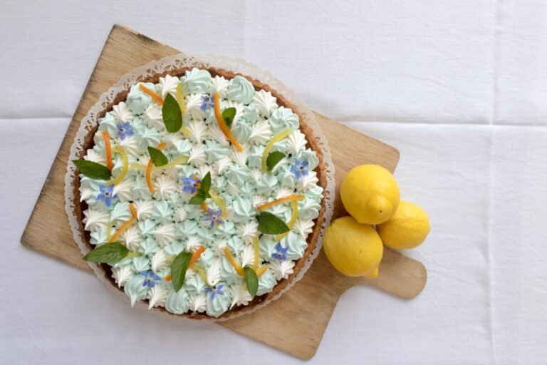 alt - A tarte do dia que encontrará todos os almoços como parte da sobremesa do Menu Vila Camélia, desta vez uma magnífica tarte de limão com duplo merengue.