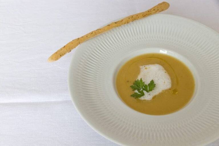 alt - A entrada do Menu Vila Camélia nessa semana um aveludado parmentier servido com uma mousse de leite de aipo